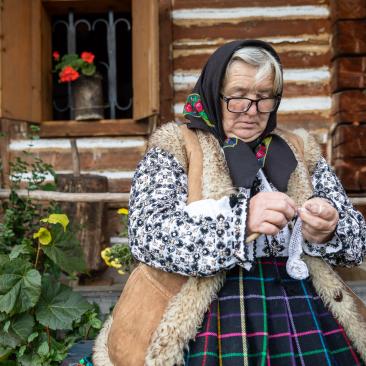 Strambu Forest woman (c) FSC / Jonathan Perugia